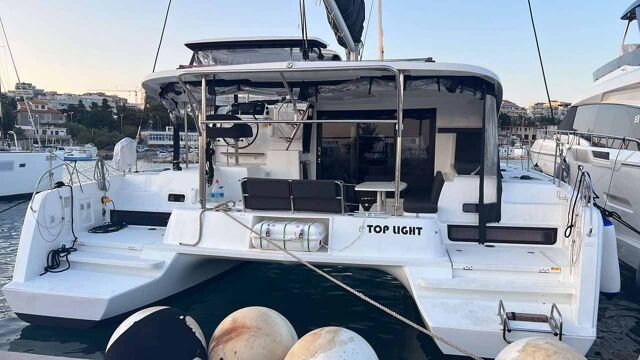 Lagoon 42 - 4 + 2 cab. Top Light